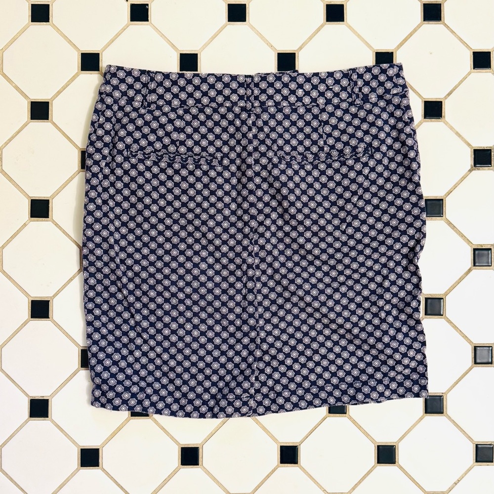 Stylish Navy and White Patterned Skirt - Picture 2 of 3
